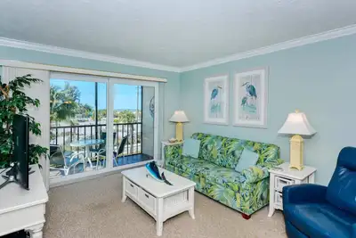 Image de vue sur la plage extraordinaire! Dreamy 2b / 1b entièrement rénové. Marchez - Dans la douche; Cuisine sur mesure