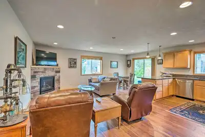 Image de Hammond Home, 2 pâtés de maisons de la marina et du fleuve Columbia!