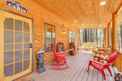 Image de Cabane rustique au bord du lac sur une superficie avec vue sur la nature