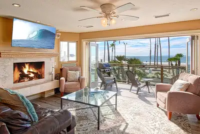 Trois histoires de Wow vous attendent! Cette maison privée spectaculaire est unique en son genre!