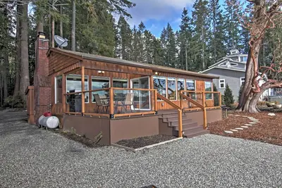 Image de Poulsbo Waterfront House w / foyer sur la baie de la liberté