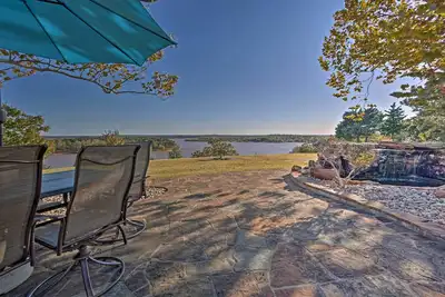 Image de Waterfront Keystone Lake House avec salle de mariage!
