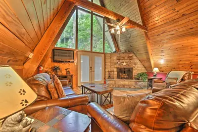 Image de Cabine 2br Gatlinburg confortable avec terrasse et bain à remous privé
