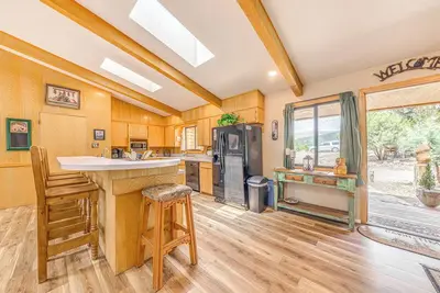 Image de Cabine Alto rustique avec bain à remous, terrasse et cheminée!