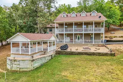 Image de Immense maison du lac Beaver avec quai privé et foyer!