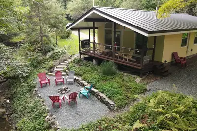 Image de Récemment rénové - Peaceful Brookside North Pomfret Cottage