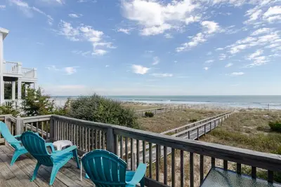 Image de Maison unifamiliale unique directement sur l'océan, non loin de la jetée de Kure Beach