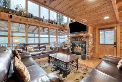 Image de Cabine privée avec terrasses enveloppantes, table de billard, bain à remous et laissez-passer gratuits pour les attractions locales.