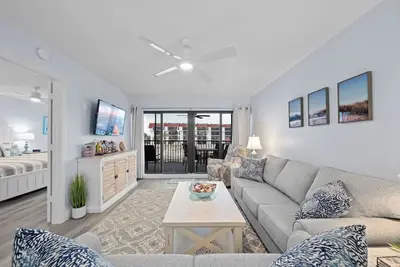 Image de Pointe Santo B23: Oasis de plage lumineuse et vibrante