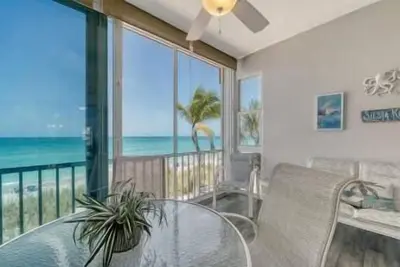 Image de Condominium haut de gamme avec vue imprenable sur la plage, quais de bateau et WiFi gratuit