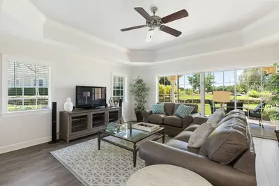 Image de Oasis Centre Court | Rez-de-chaussée, unité de coin, récemment rénové