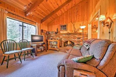 Image de Chalet confortable avec patio - 2 pâtés de maisons du lac Big Bear