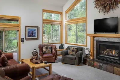 Image de Grande maison accueillant les animaux de compagnie, à 2 min du centre-ville, bain à remous privé: Antlers Ridge Lodge