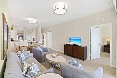 Image de Condo Fraîchement Décoré w / Vastes Vues de Golf; Piscine et Bain à Remous, Tennis