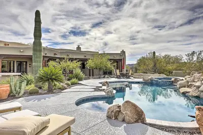 Image de Cave Creek House avec piscine privée et green!
