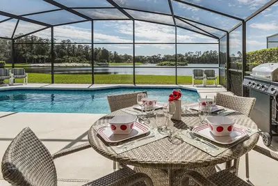 Image de 5 chambres / 3 salles de bains - Piscine privée, vue sur le lac, salle de jeux, un nouveau décor!