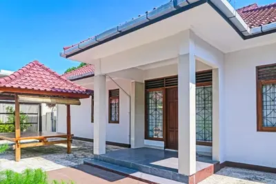 Image de Villa pour 8 personnes avec piscine privée 4 minutes à pied de la plage et locale à tous Senggigi.