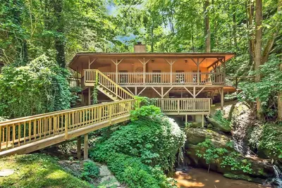 Image de Waterfall Cabin ~ Jacuzzi, Wifi, Paysages Magnifiques, 8 km de Gatlinburg, 2 à 5 km de Pigeon Forge