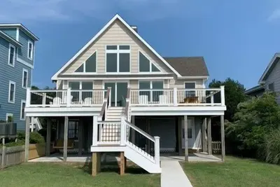 Image de Soundfront- 4 BRs w / New Interiors, Embarcadère, Com Piscine, Tennis, Dog Friendly.