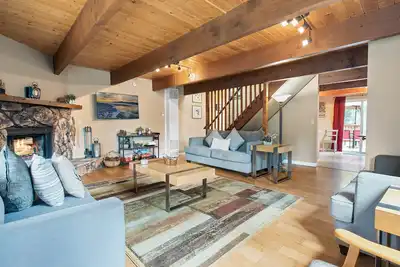 Image de Five Pines - Cabane Moderne Avec Wifi, Télévision par Satellite et Bain à Remous! 2 Heures Gratuites de Location de Vélo / Kayak!