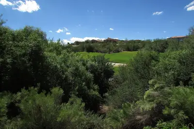 Profitez de ce premier étage avec vue sur le parcours de golf et un patio étendu