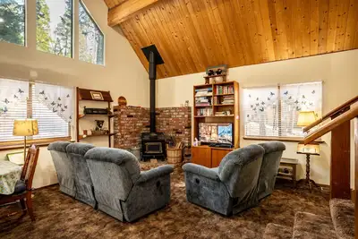 Image de Inspiration Inn est un chalet confortable situé dans le village de Big Trees - une excellente cabine de ski!