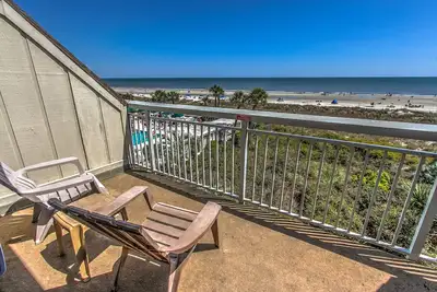 Image de Direct Oceanfront Views, 339 Breakers. Capacité d'accueil 4