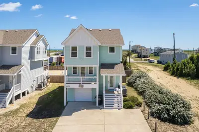 Image de Bikini Bottom- Beautiful Beach Home à quelques rues de la côte de sable