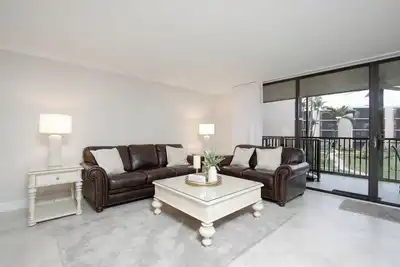 Image de Gulf View, unité de deux chambres avec Den - cadran solaire R201