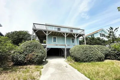 Image de Oceanside 4 BRs, véranda, vues sur l'océan et �� 200 pieds de la plage.
