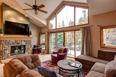 Image de Situé près de Main St, vue magnifique, garage gratuit, bain à remous extérieur / piscine chauffée!