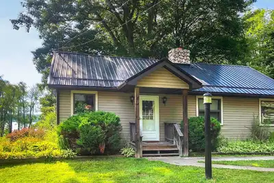 Image de Lakeside construit sur mesure Cottage Jamestown w / vues!