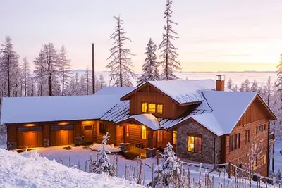 Image de Echtra Cabin est une superbe maison de 5 chambres et 4 salles de bains avec une vue majestueuse.