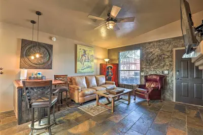 Tucson Home w / Porch & Lavish Yard près de Trail Heads