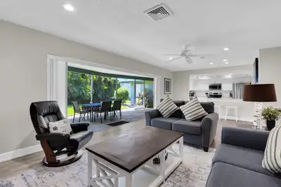 Image de 1st Ave Beach House - Olde Naples, ��� quelques pas de la plage de sable blanc!