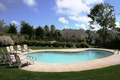 Image de Captain's Row - Lotissement de Chatham avec piscine communautaire et tennis - Central Air!