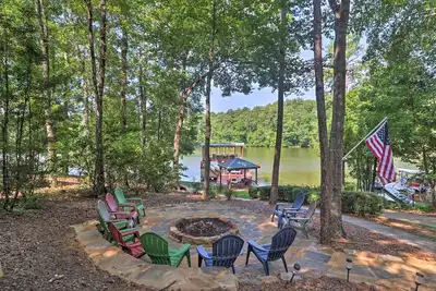 Image de Gap House, au bord du lac, avec terrasse, quai et vues