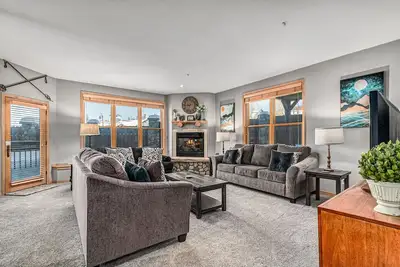 Image de Emplacement pratique de Breckenridge! Garage, Marche pour la rue principale, bains à remous extérieurs!