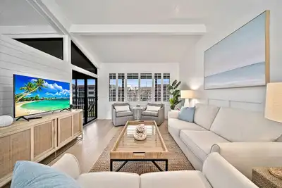 Image de Loggerhead Cay # 403: Lumineux et magnifiquement mis à jour EastEnd Condo sur la plage!