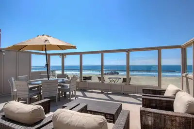 Spectaculaire unité supérieure en bord de mer avec une vue imprenable depuis le superbe toit-terrasse!