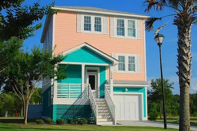 Image de The Mermaid House Maison colorée de 3 chambres, à 1 mille de l'accès à la plage!