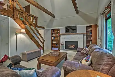 Image de Pocono Lake House w / Deck & Grill, 1 mile de la rive du lac!