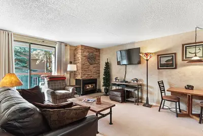 Image de Situé dans le centre-ville de Breckenridge! Piscine, bains à remous, balcon privé!