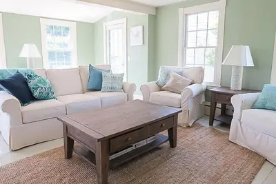 Image de Cette charmante maison, avec une allée partagée, est situ����e au coeur du centre-ville de Chatham.