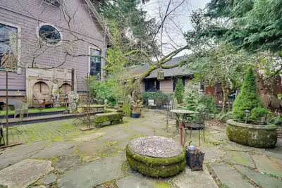 Image de Historic Apt w / Gardens 10 min du centre-ville de Portland