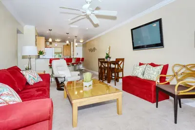 Image de Condo de charme à La Siesta avec vue partielle sur la plage \"Votre maison loin de chez vous\"