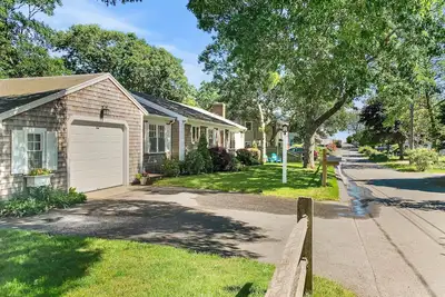 Image de Ginger Plum Cottage - Cottage classique à 400 pieds de la plage!