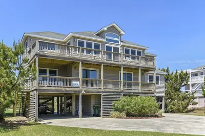 Image de Remarquable! 6 chambres, piscine privée, bain à remous et même un court Volleyball!