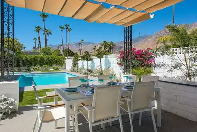 Image de Toute nouvelle maison de piscine de luxe moderne et décorée professionnellement au milieu du siècle, WiFi gratuit