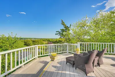 Image de Gloucester Beach Home w / Vues sur l'océan!